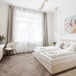 E13 - Grand Boulevard Heritage - Location By Bqa Appartamento Budapest